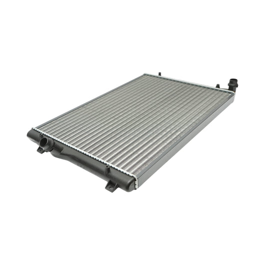 Radiatore raffreddamento acqua motore – Audi, Seat, Skoda, VW (motori 1.2 – 2.0 Diesel) Dimensioni: 647 × 440 × 32 mm Codici OEM compatibili: 3C0121253AR, 3C0121253Q, 53425A, 1924001040