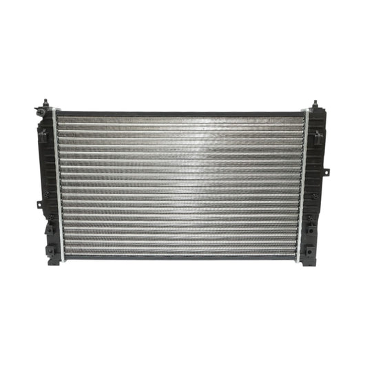 Radiatore raffreddamento acqua motore – Audi, Skoda, VW (motori 1.6 – 2.3 L) Dimensioni: 396 × 635 × 32 mm Codici OEM compatibili: 8D0121251AJ, 8D0121251AT, 8D0121251BJ, 8D0121251Q, 58259, 1924001977