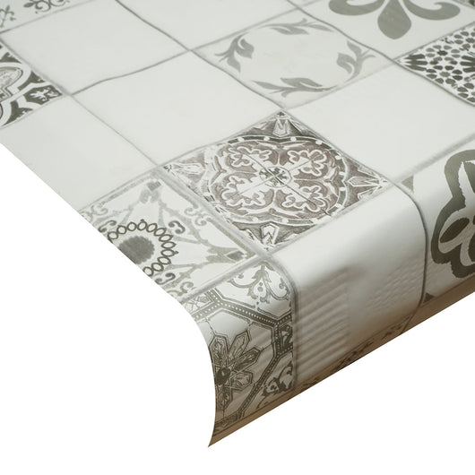 Rotolo tovaglia decorativa in PVC – modello mosaico vintage Materiale: PVC con supporto tessile (45 g/m²)  Dimensioni rotolo: 1,37 × 20 m Breckner Germany