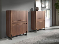 Credenza alta in noce e acciaio scuro metallizzato