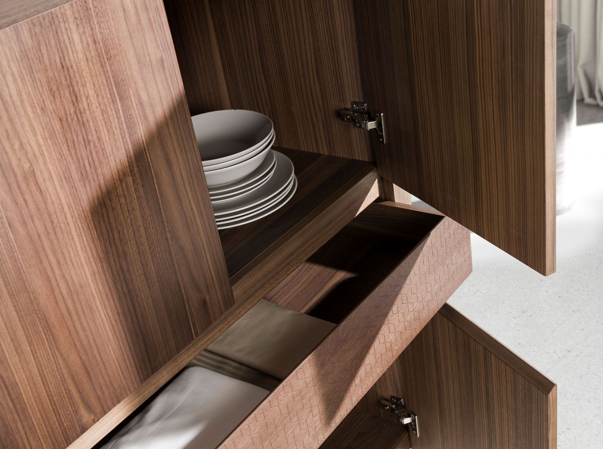 Credenza alta in noce e acciaio scuro metallizzato