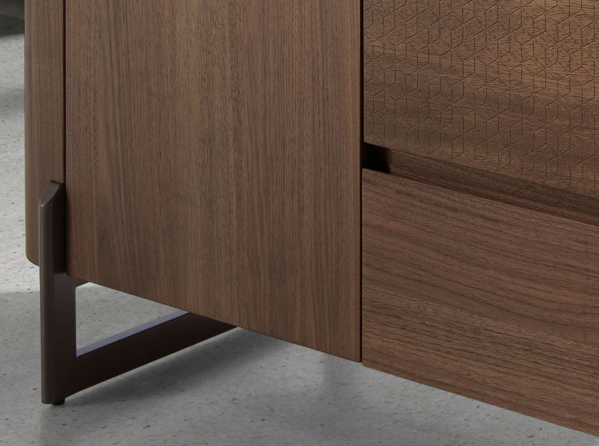 Credenza in noce e acciaio metallizzato scuro con piano in marmo porcellanato