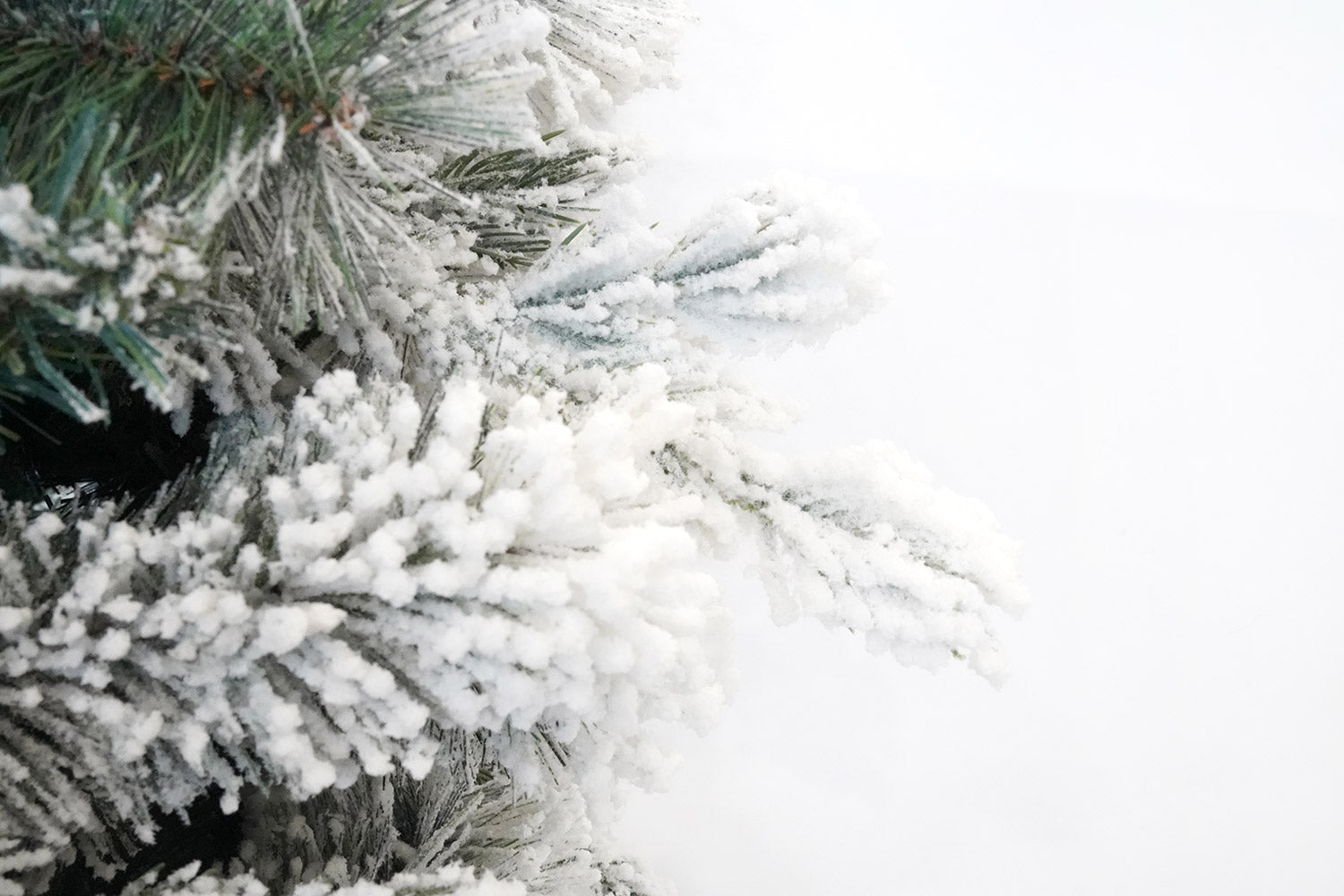 Albero di Natale Artificiale Innevato 240 cm 56 Rami con Pigne e Tronco Cedro Verde