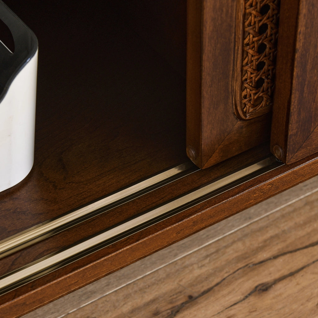 Mobile TV con ante in rattan e ripiani in legno e MDF noce