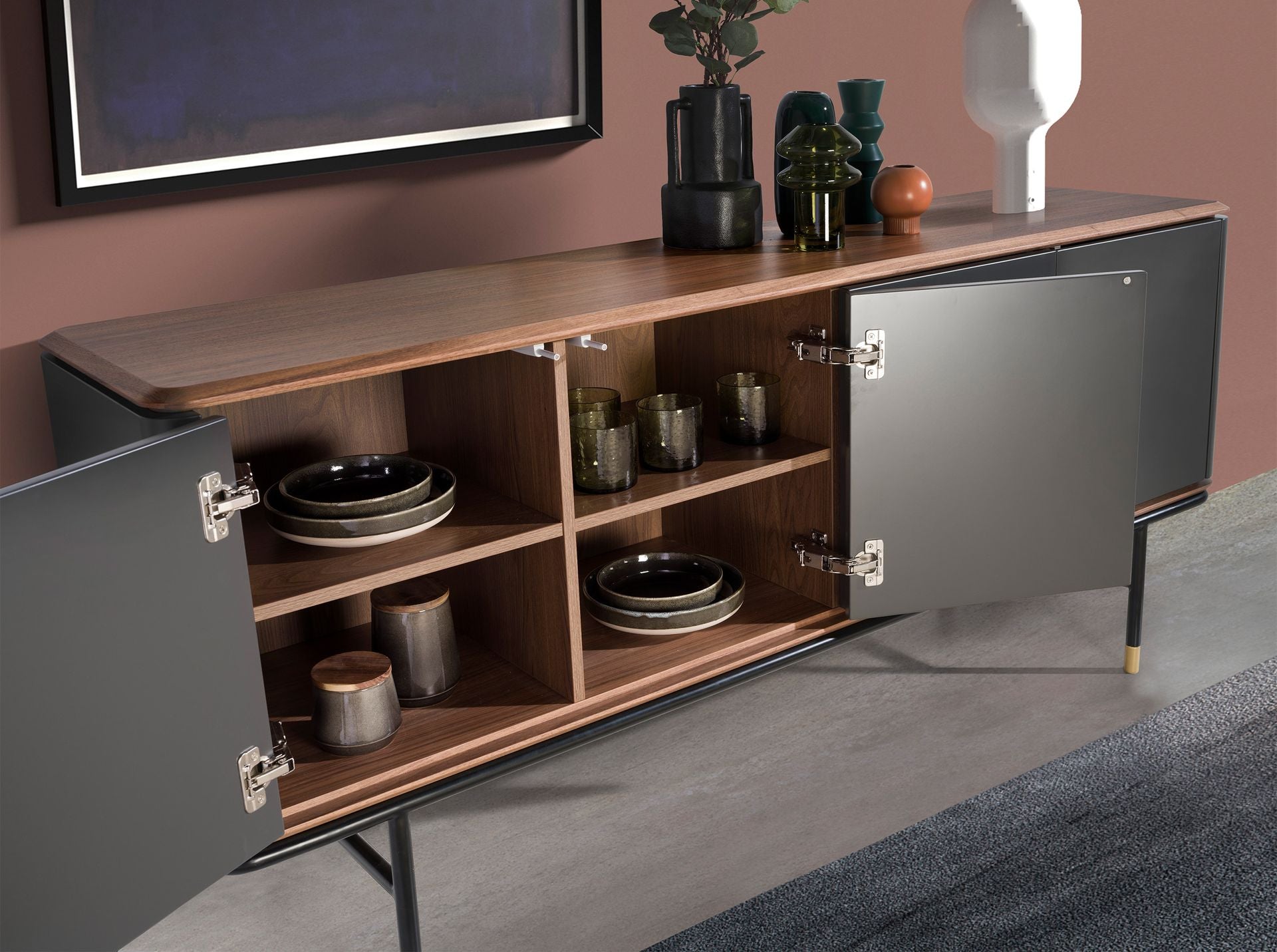 Credenza in legno grigio scuro, acciaio nero e piano in noce