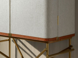 Credenza alta, tessuto, noce e acciaio lucido dorato