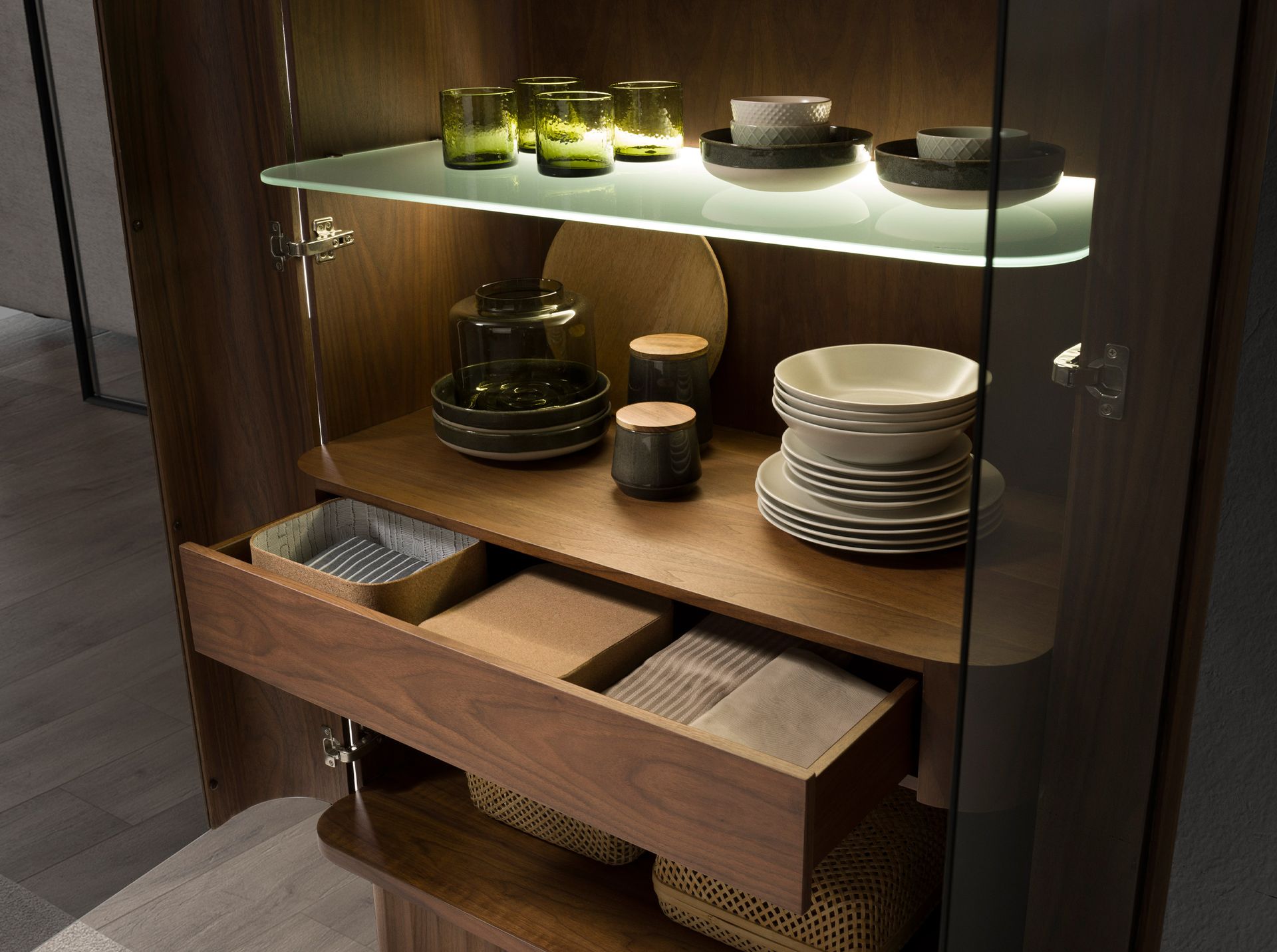 Credenza alta in vetro temperato, noce con illuminazione interna