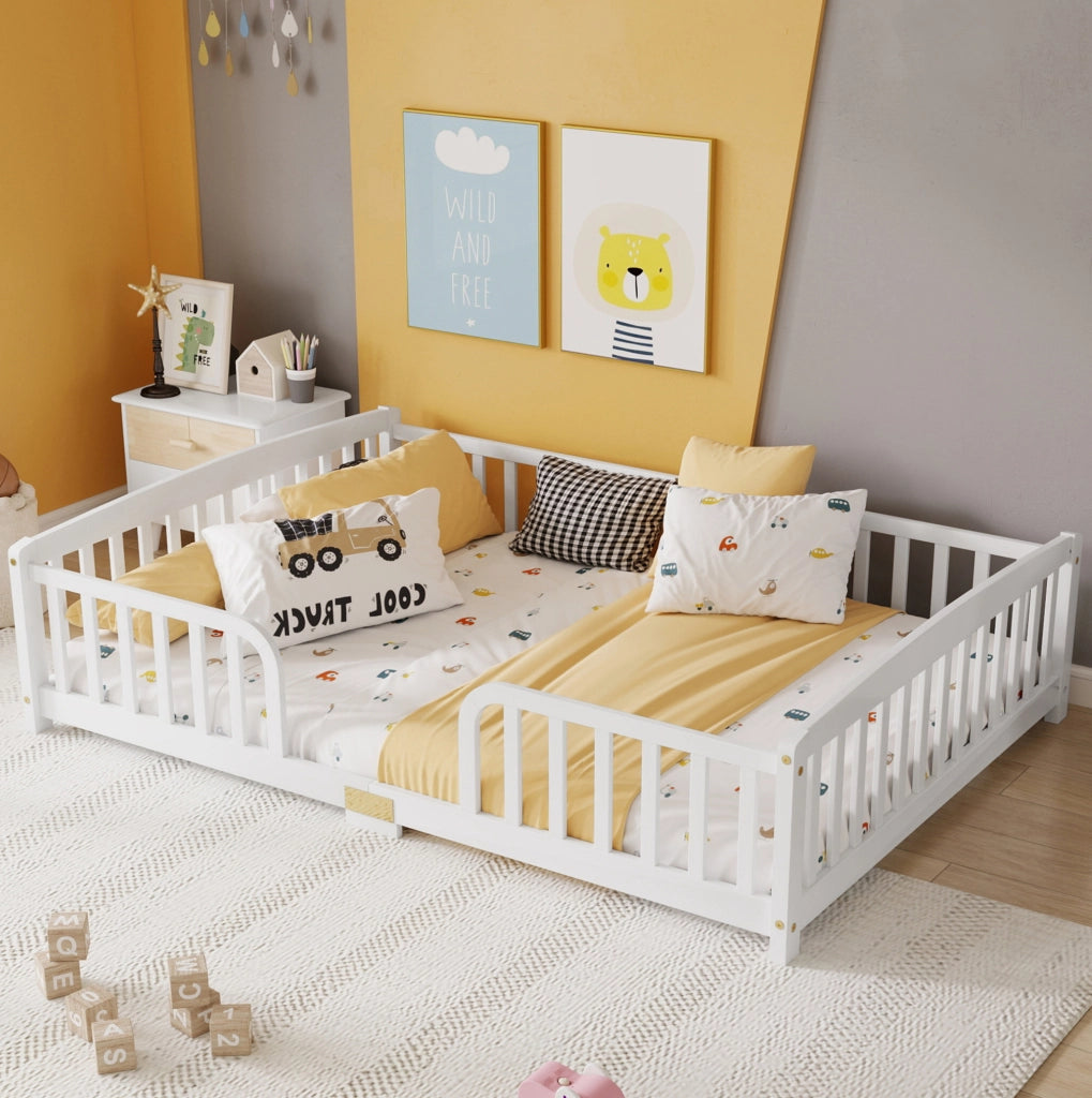 Letto a pavimento 140x200 cm con ringhiere e accesso centrale in legno di pino bianco