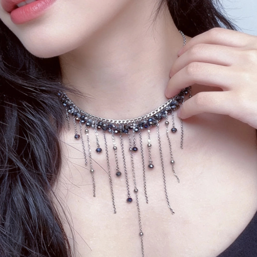Una lussuosa collana con nappe di cristallo nero