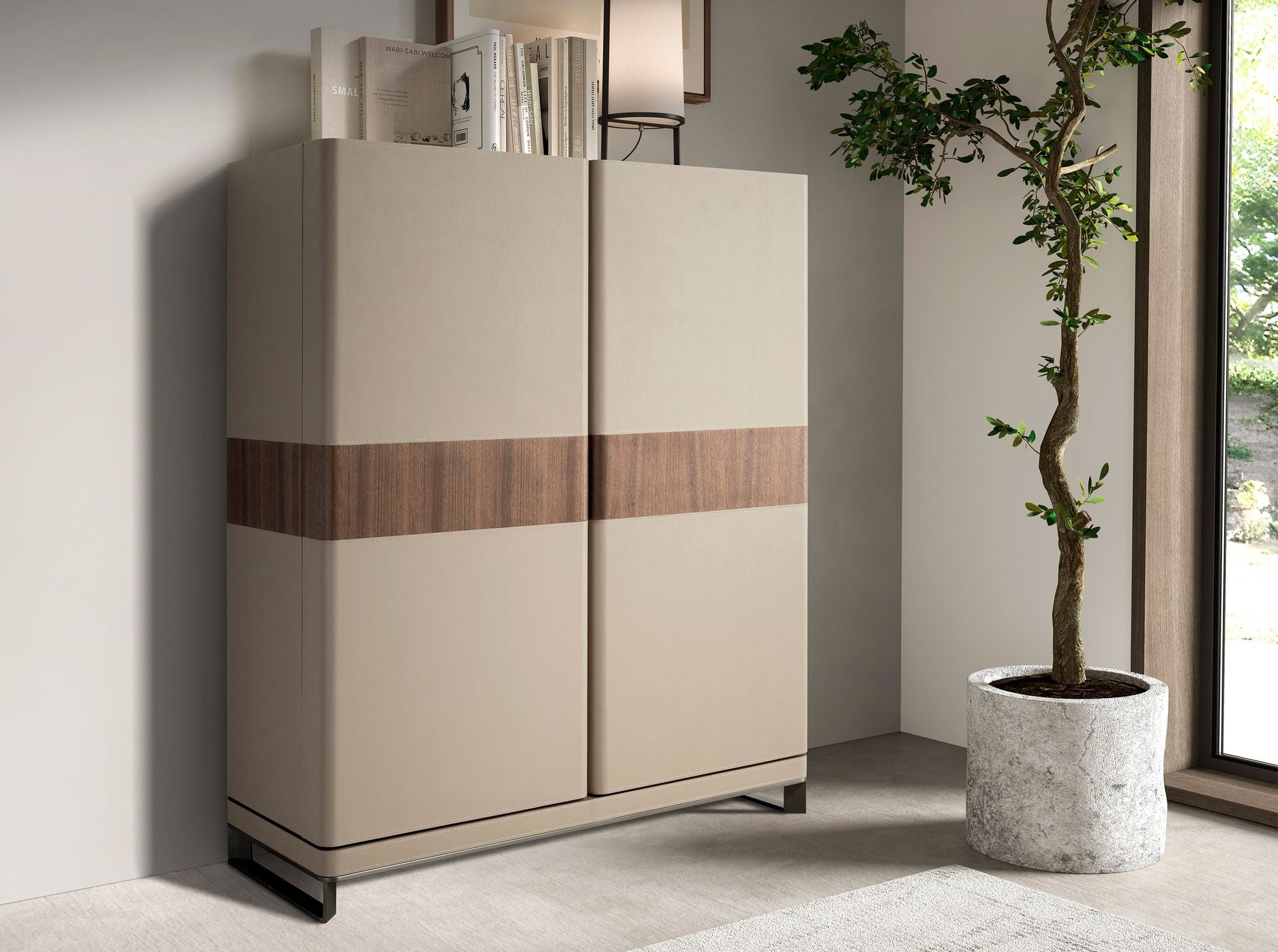 Credenza alta in pelle, noce e acciaio lucido