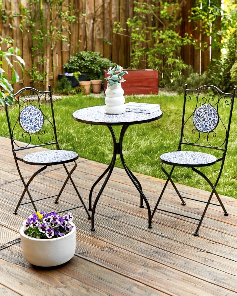 Set di 2 sedie da esterno in metallo pieghevoli con motivo a mosaico blu e struttura in ferro nero stile vintage
