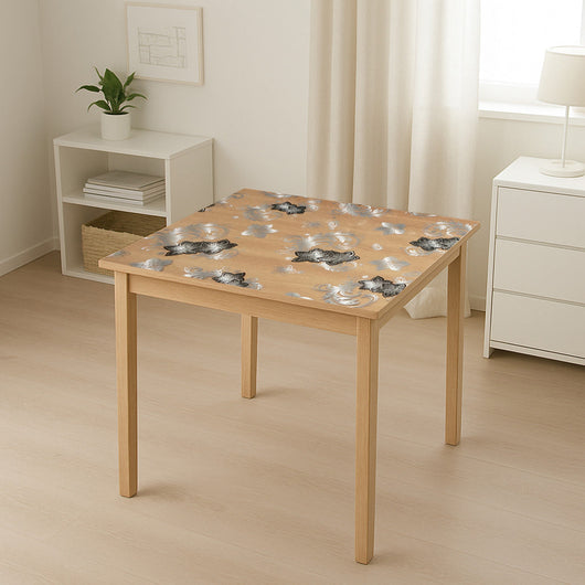 Rotolo pellicola protettiva per tavolo in PVC siliconato trasparente – modello floreale nero Materiale: PVC siliconato trasparente  Dimensioni rotolo: 1,00 × 20 m Breckner Germany