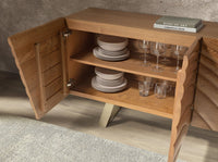 Credenza in noce chiaro e acciaio lucidato color oro