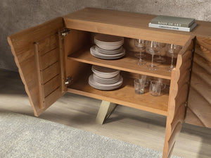 Credenza in noce chiaro e acciaio lucidato color oro