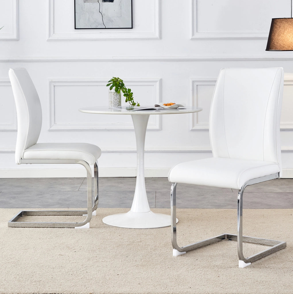 Sedia da pranzo moderna in PU bianco con struttura in metallo argento; schienale ergonomico