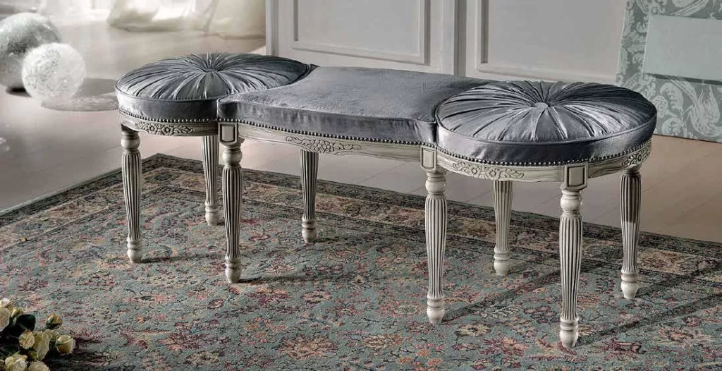 Panca imbottita in legno laccato con fregi