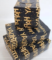 Set di carta da imballo per compleanni - 2 fogli e 2 etichette - completamente riciclabile nero e oro