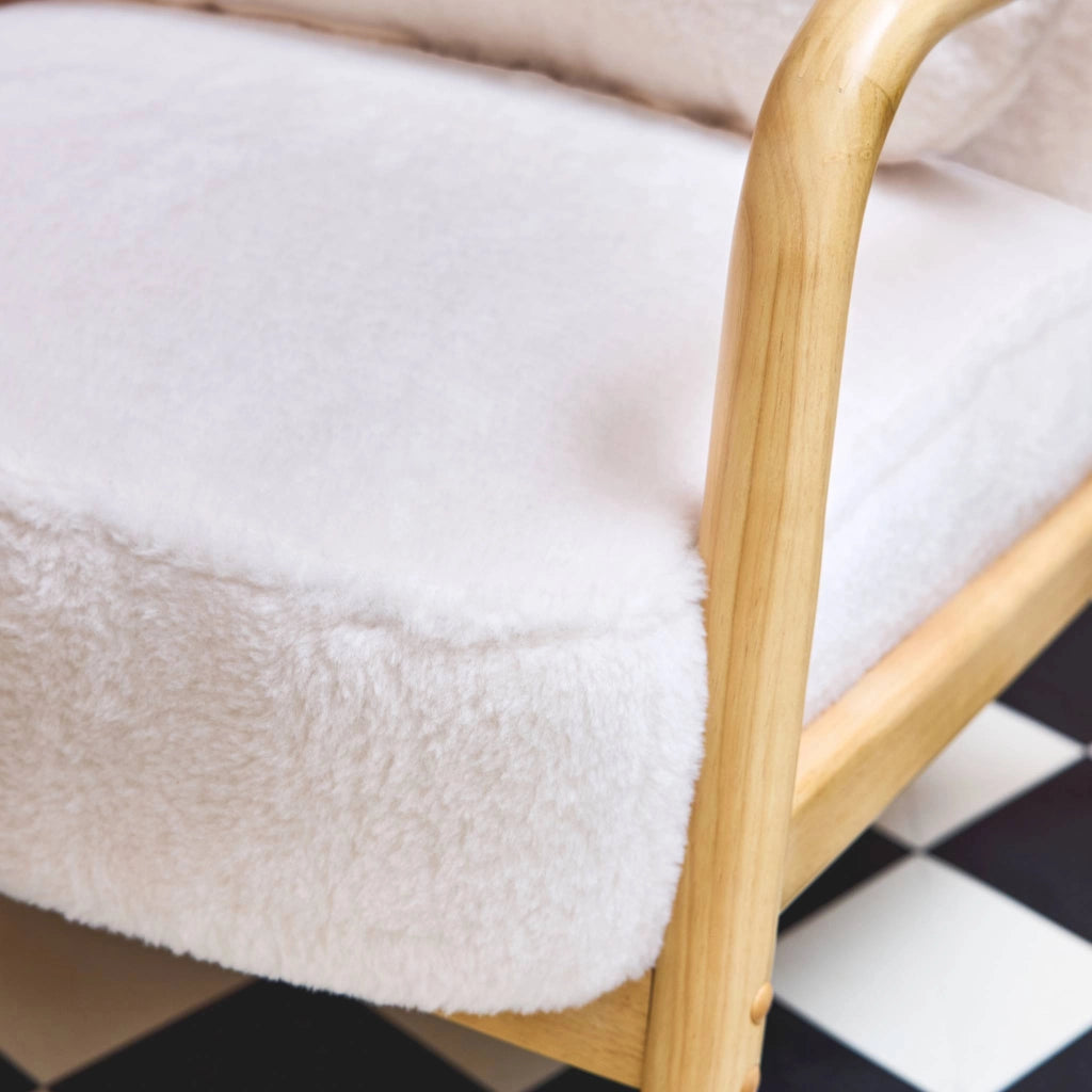 Poltrona scandinava arrotondata in legno di hevea, crema