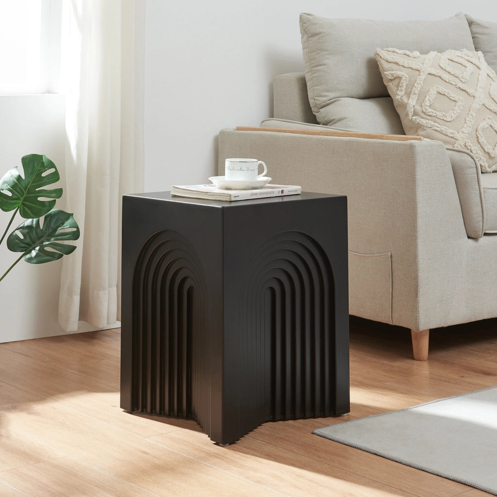 Tavolino Cubo Elverumn con Design Arcuato 45x35x35 cm Nero [en.casa]