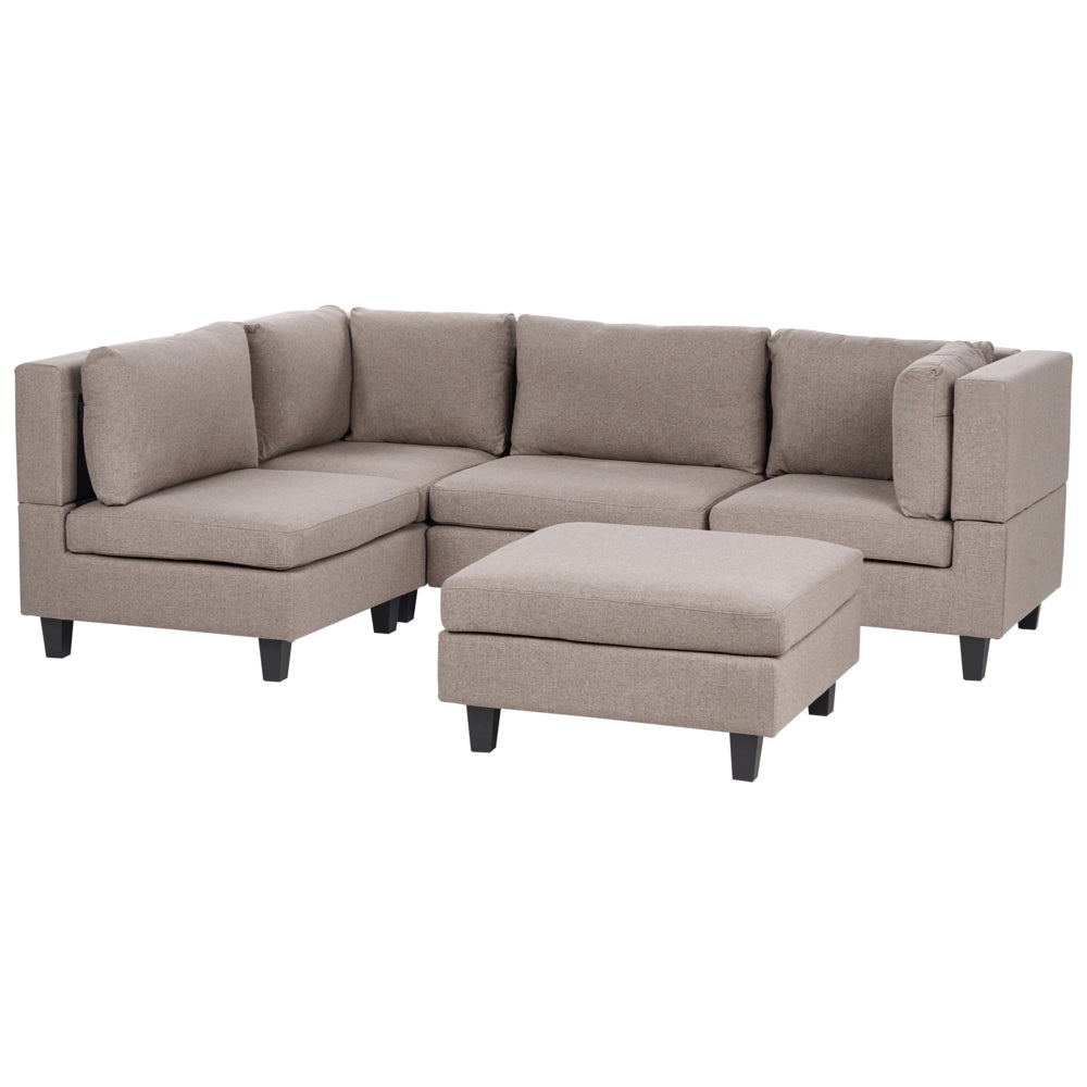 Divano componibile 4 posti imbottito in tessuto marrone con gambe nere schienale imbottito lato destro con pouf stile moderno
