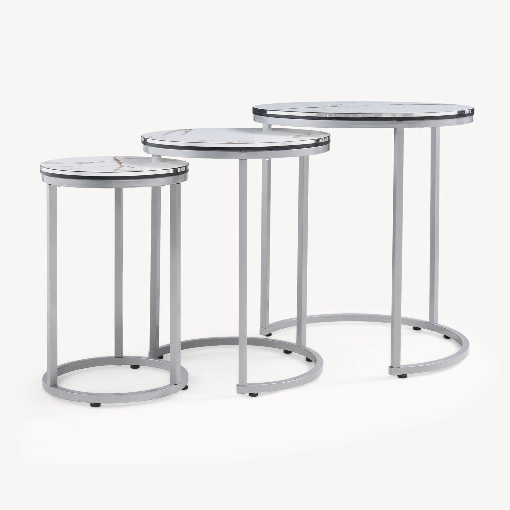 Set Bornholm 3 Tavolini Sovrapponibili con Piani Rotondi in Effetto Marmo Bianco [en.casa]