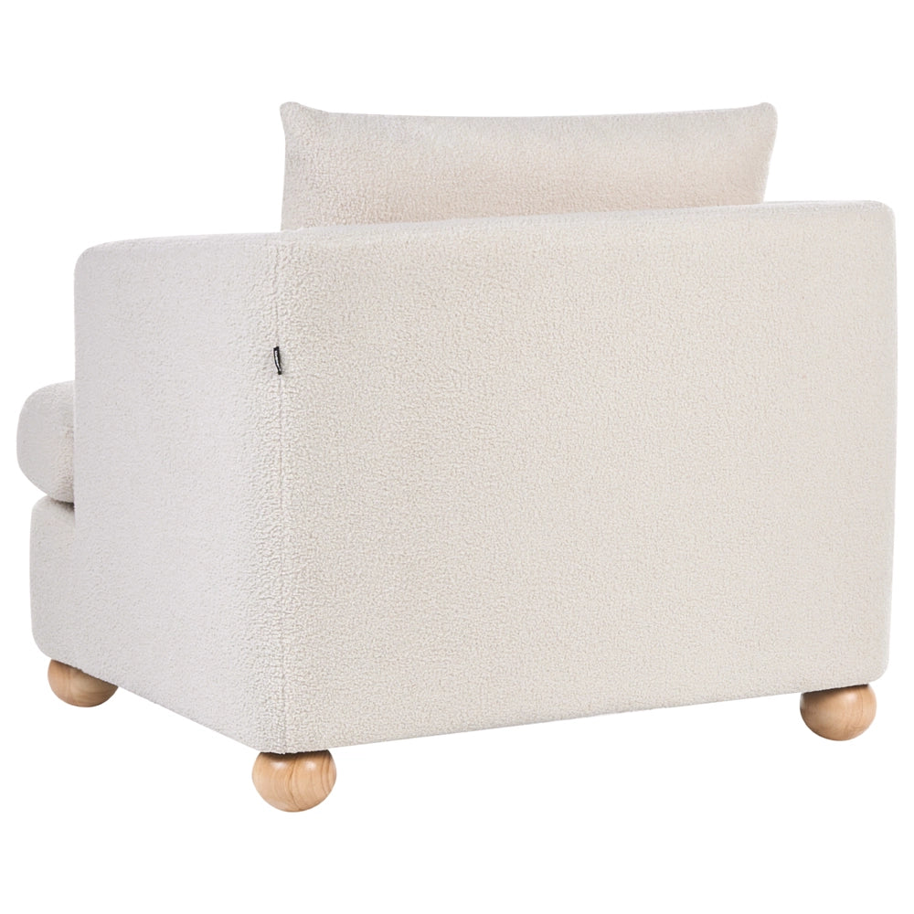 Poltrona bianco sporco rivestita in ciniglia con gambe rotonde in legno e braccioli per soggiorno, angolo lettura, stile moderno minimalista