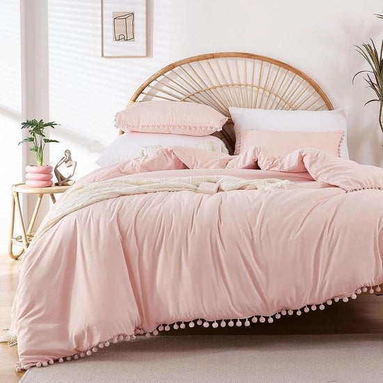 Set di lenzuola Bohémien con bordo a pompon e chiusura a raccordo 135 x 200 cm in tono rosa