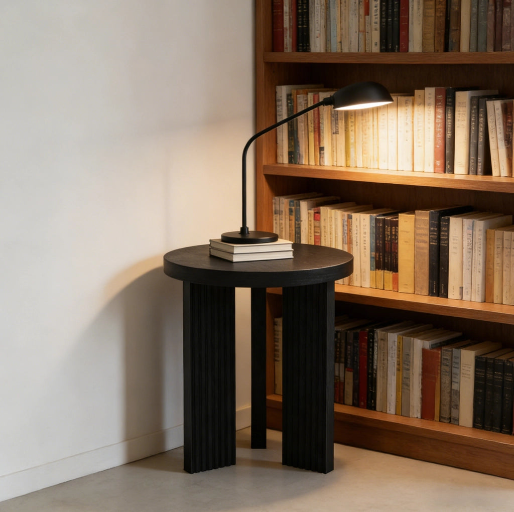 Tavolino rotondo a 3 gambe in MDF con scanalature verticali; nero