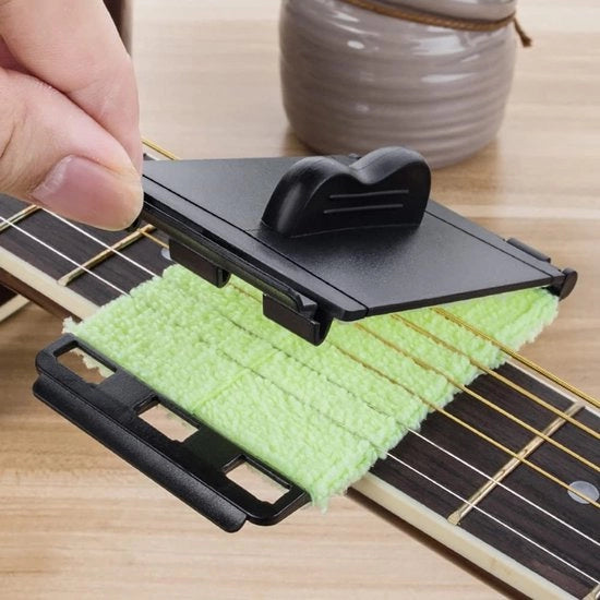 Pulitore per corda 2-in-1 per manico chitarra - Pulitore per corda con schiuma microfibra - Manico ergonomico - Portatile e facile da utilizzare - Cod. 123456 - Modello: SC-001 - Materiale: Microfibra - Dimensioni: 20x10x5 cm - Peso: 150g