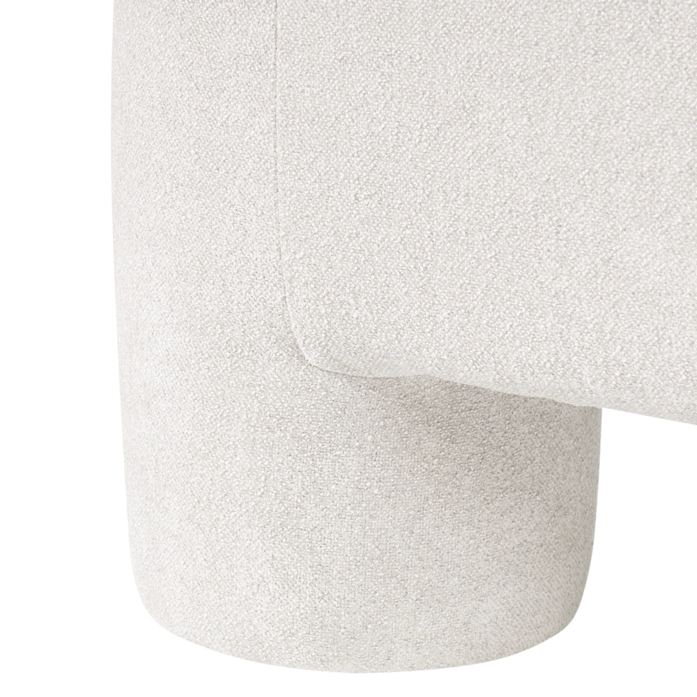 Poltrona in tessuto bianco con rivestimento in peluche, gambe cilindriche e stile organico
