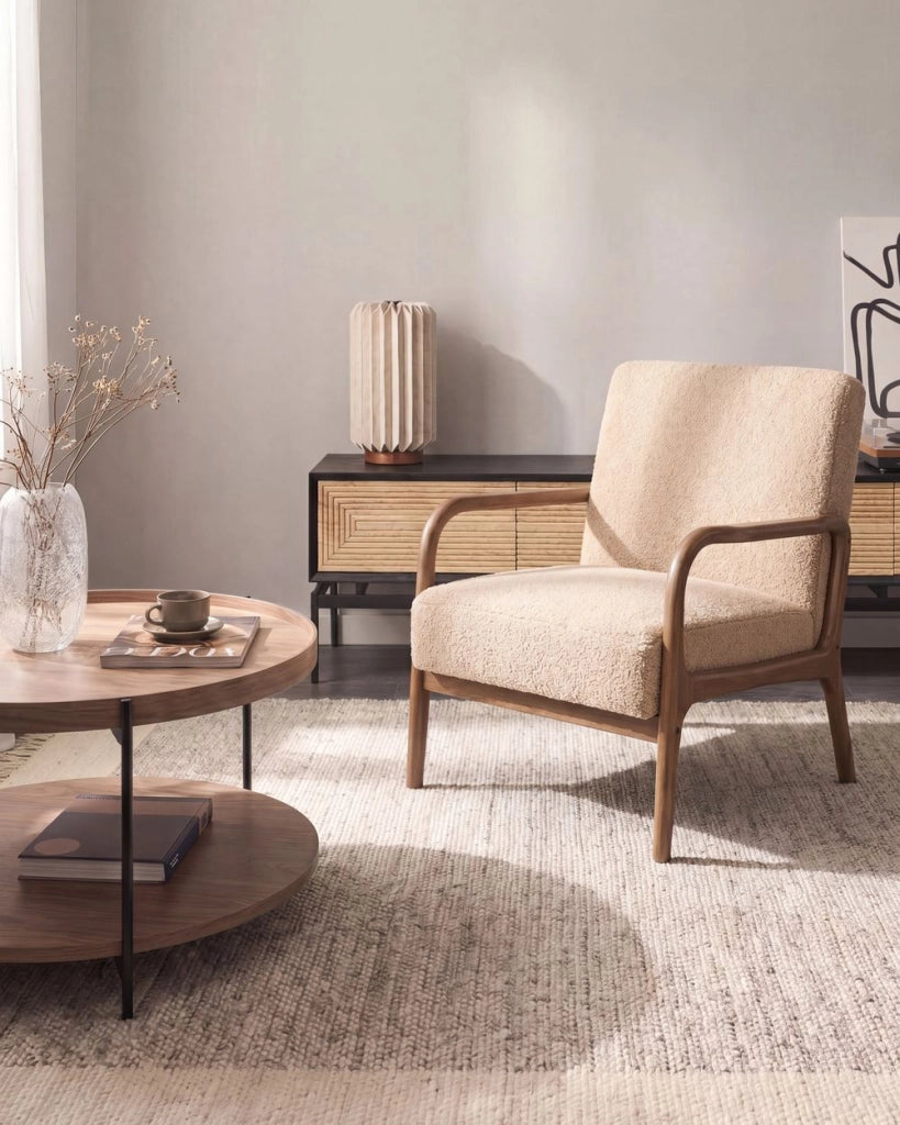 Poltrona beige in bouclé con struttura in legno - Poltrona lounge retrò in stile Mid-Century stile moderno