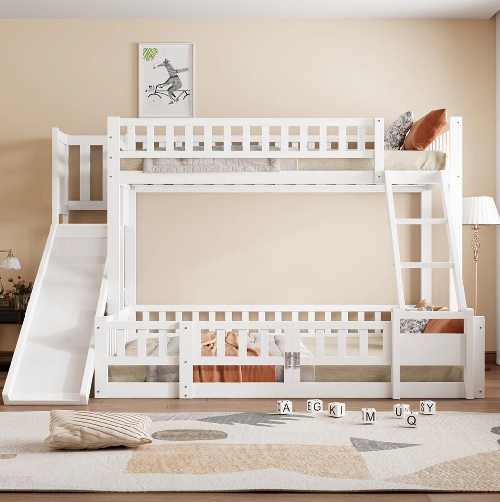 Letto a castello 140x200 cm con scivolo; scala e ripiani in pino e MDF bianco
