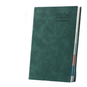 Agenda 2026, layout verticale a due pagine | Gennaio a dicembre | Calendario 2026, con chiusura elastica e segnalibro di cordino intrecciato | Copertina morbida, 21*15cm, verde olive