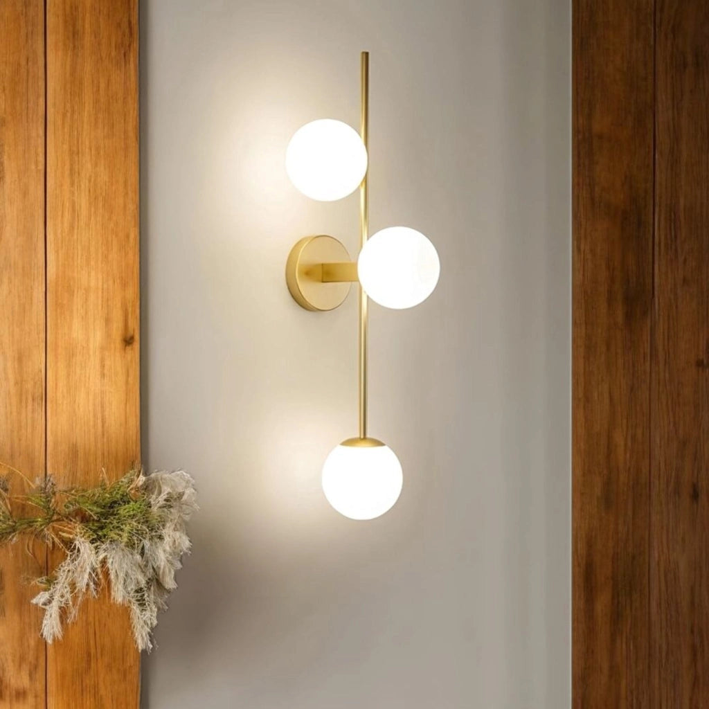 Applique da Parete Moderna, attacco G9, Struttura in Metallo Dorato e 3 Sfere in Vetro Bianco, Design Elegante Minimal per Interni, IP20