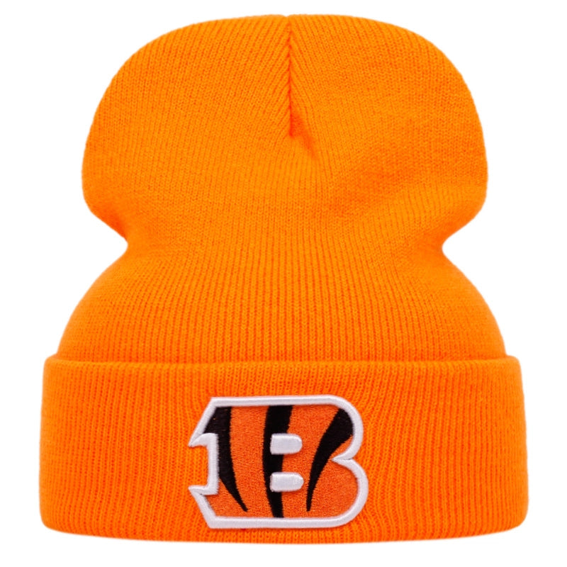 Cappelli ricamati con la lettera B, colore arancione