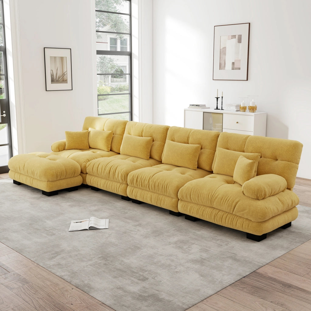 Divano angolare modulare con ottomano mobile; seduta profonda; cuscini; in chenille giallo