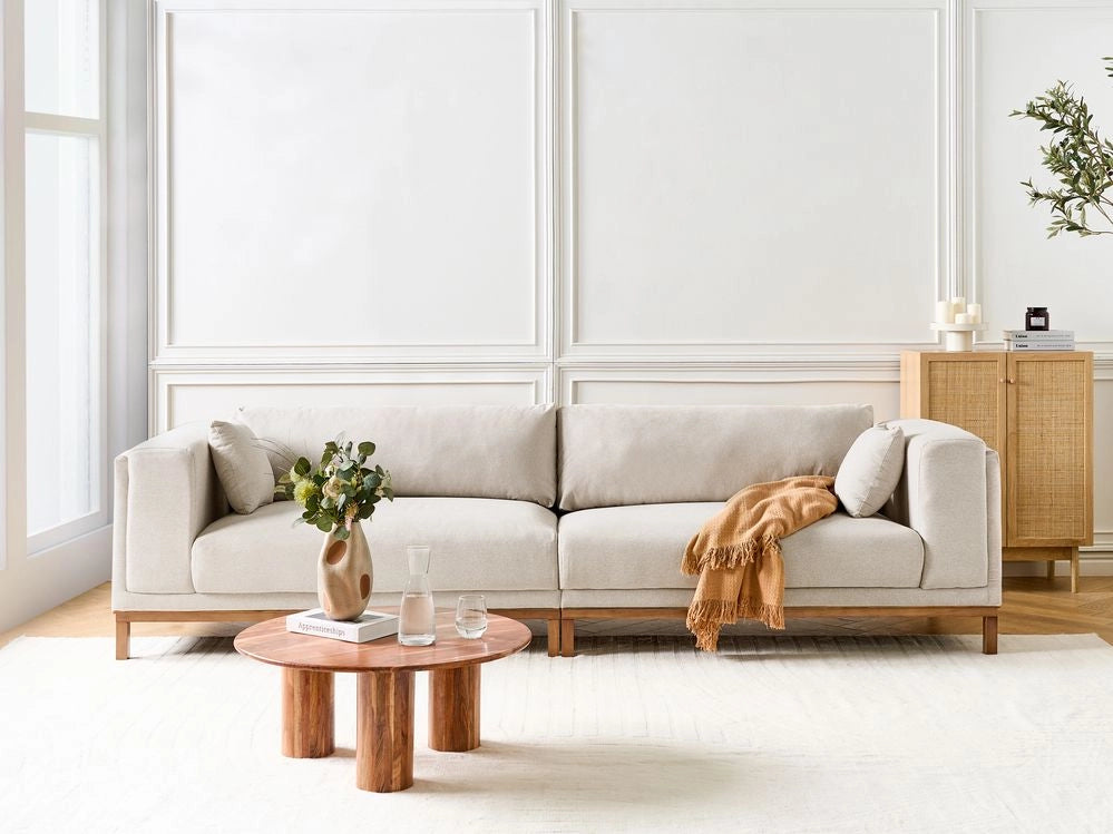 Divano moderno in tessuto beige chiaro 4 posti con gambe in legno stile moderno