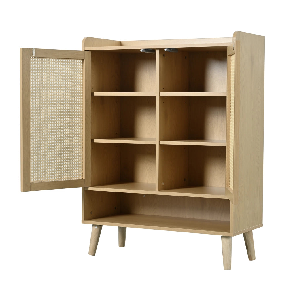 Mobile porta scarpe in rovere chiaro con 2 ante e ripiani interni, struttura in truciolare e gambe in massello, 80x105x35 cm