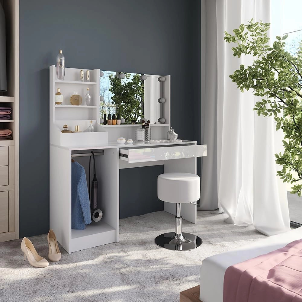 Tavolo da toeletta Sherry, Bianco/bianco lucido, 119.8 cm 5 parti, con illuminazione LED e sgabello per l’uso quotidiano