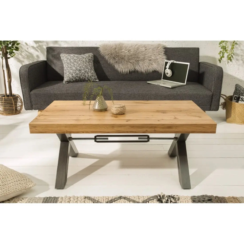 Tavolino basso CAVARA 110 cm in legno massiccio di rovere oliato con gambe metalliche nere a X – stile industriale