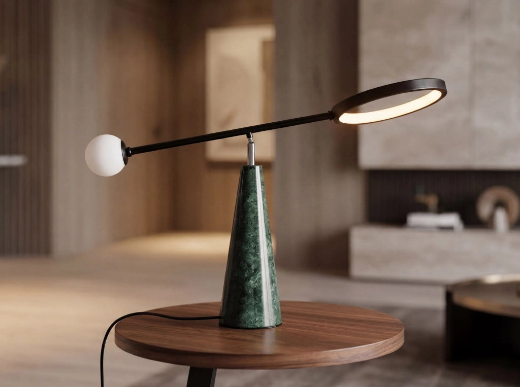 Lampada da tavolo in acciaio nero e marmo porcellanato