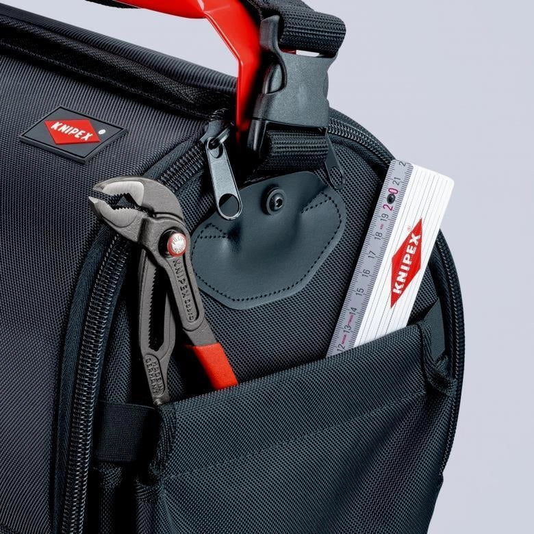 KNIPEX 00 21 08 LE Borsa portautensili LightPack Apribile su entrambi i lati Tessuto poliestere resistente con cerniera e chiusura a strappo Maniglia in acciaio con soft-grip Tracolla regolabile con tasca per cellulare Carico max 20 Kg colore Nero e Rosso