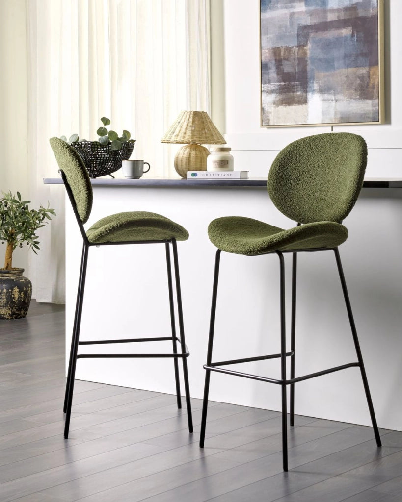 Set di 2 sedie da pranzo Verde Scuro con gambe senza braccioli Bouclè PU Gambe in ferro nero Design contemporaneo e retrò Sedute per la sala da pranzo
