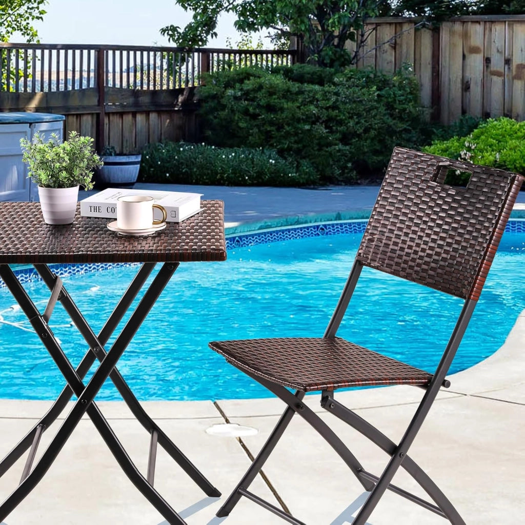 Set di Mobili da Balcone Pieghevole da 3 Pezzi, Mobili da Bistrot, Set Giardino in Rattan, 1 Tavolo e 2 Sedie, Sedia Pieghevole per Balcone, Giardino e Terrazza, Marrone