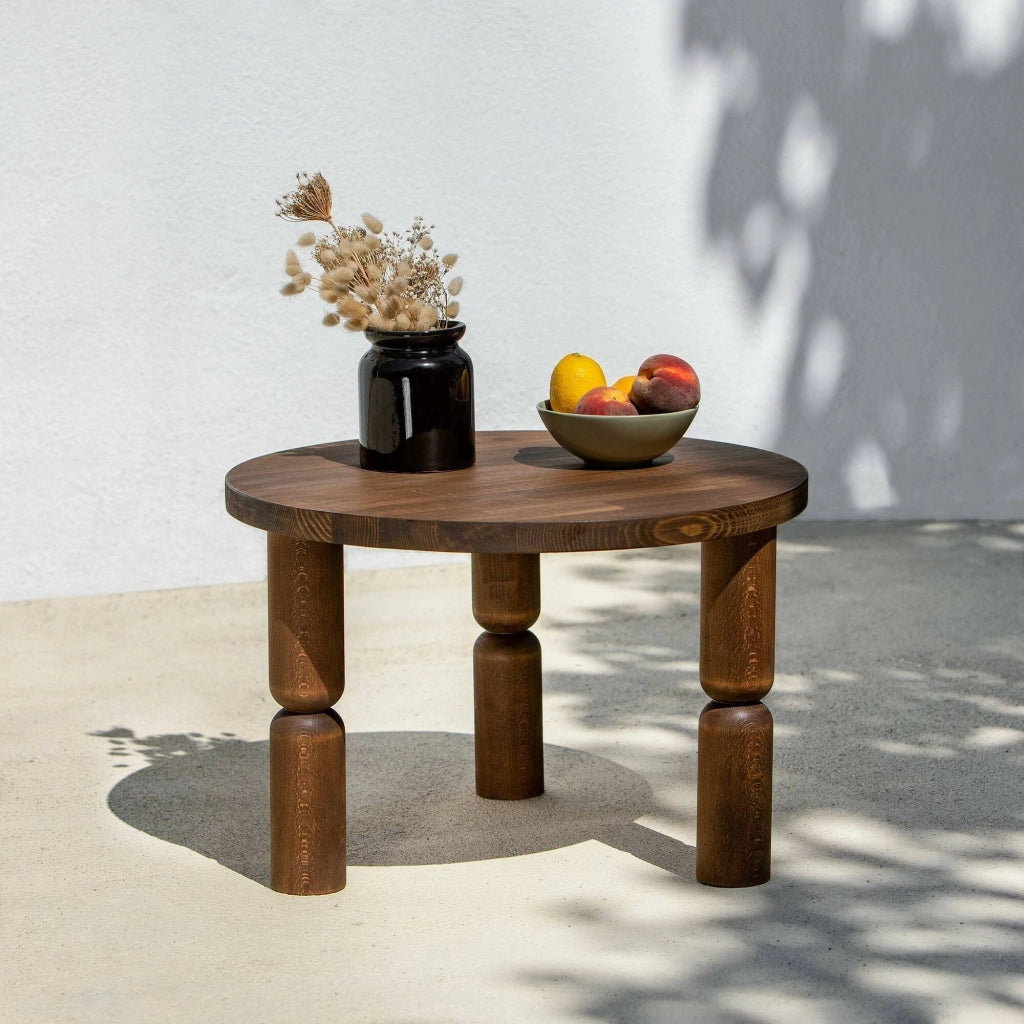 Tavolino da salotto Victorine, Tavolo basso da caffè, Portariviste per divano, Ripiano da soggiorno, 60x60h40 cm, Noce