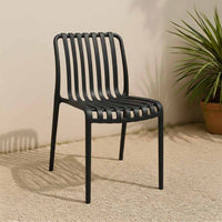 Sedia da esterno Iside in plastica resistente, modello comfort premium nera