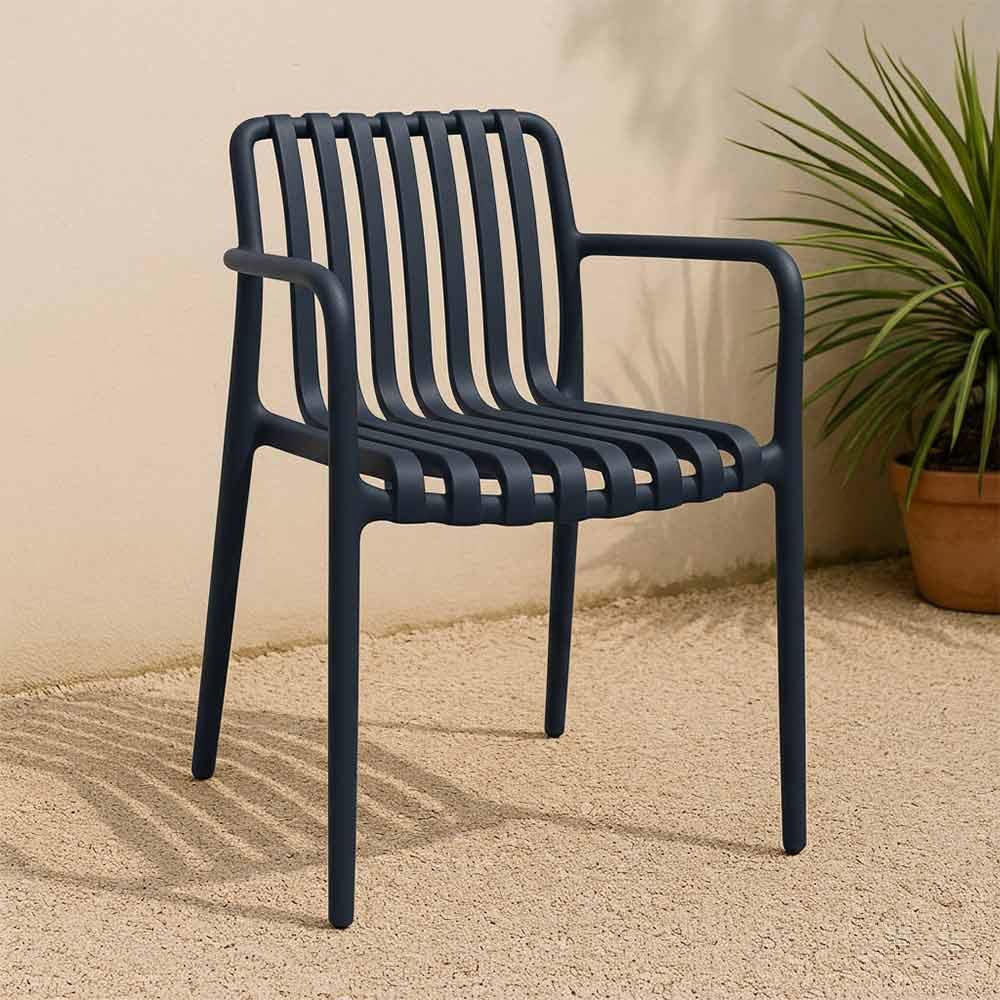 Sedia Iside da esterno in plastica nera comfort premium con braccioli