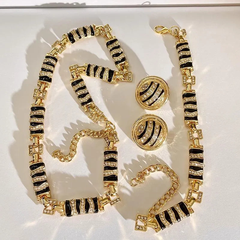 Set di gioielli con perline di semi di zebra nera: collana, orecchini e bracciale fatti a mano.