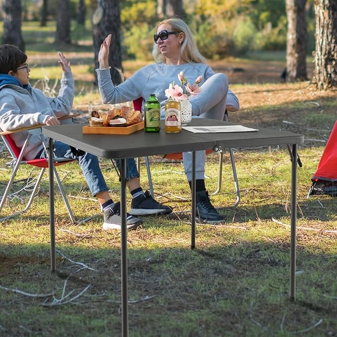 Tavolo da Campeggio Pieghevole, Tavolo da Picnic Portatile con Maniglia, Tavolino da Pranzo Leggero per Esterni con Piano in HDPE, Portata 100 kg (Grigio)