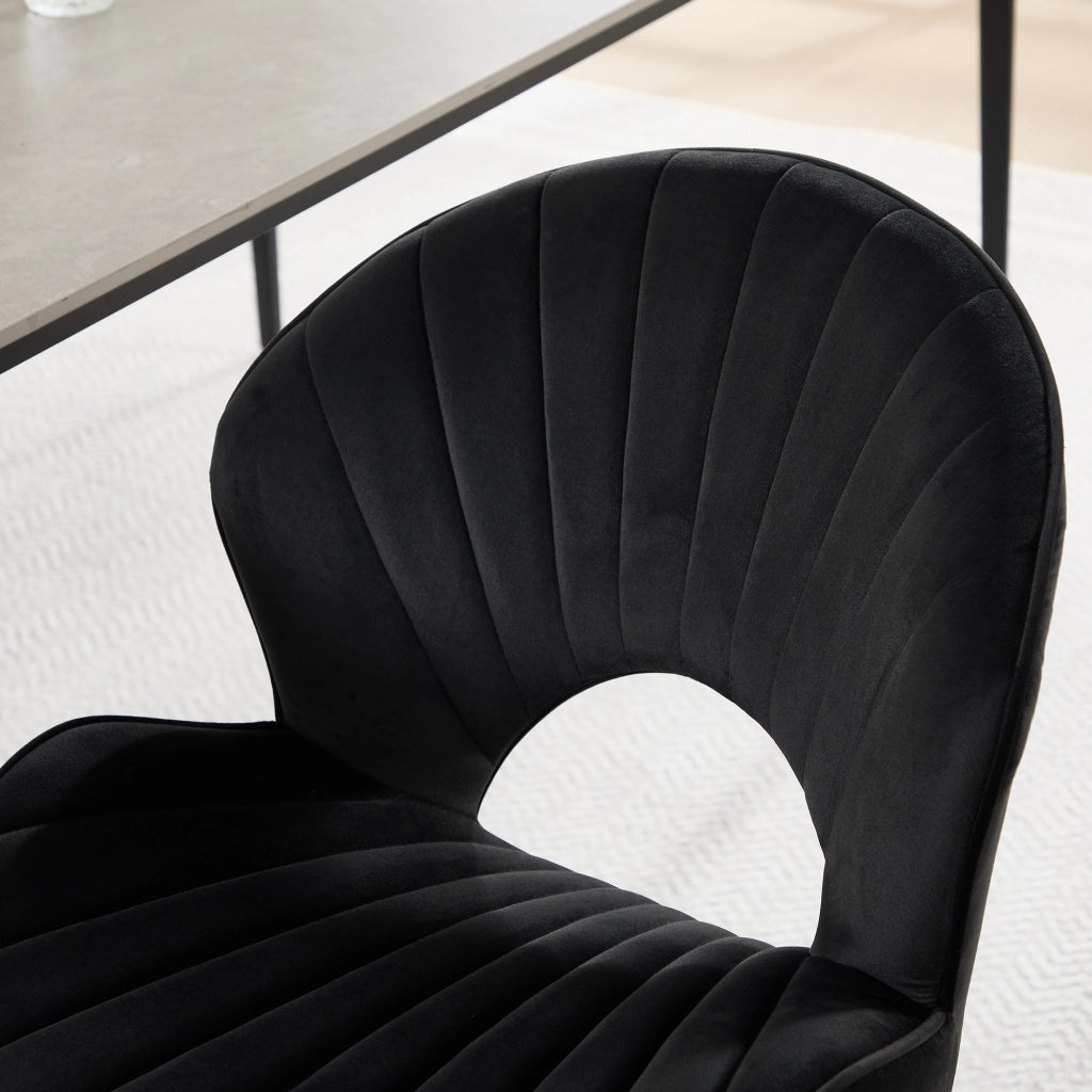 Sedia da pranzo in velluto nero con struttura in metallo, schienale curvo e design senza braccioli